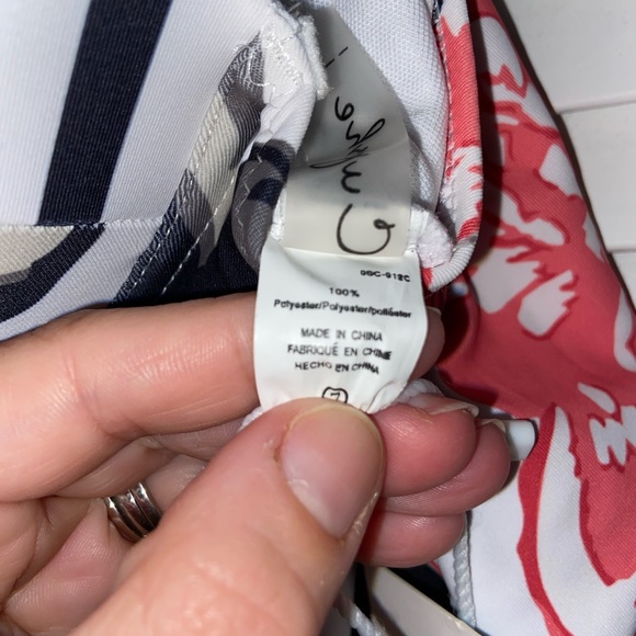 NEVER WORN NWT Cupshe Movie Scene Floral One Piece Large Multi - Picture 5 of 7